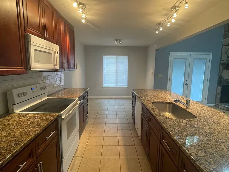 8006 Briardale Dr — Photo 6