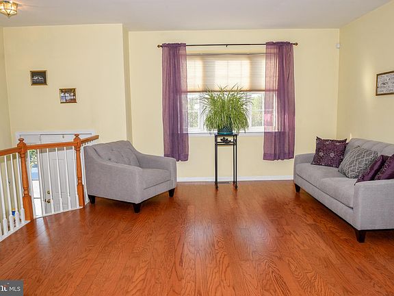 4th image of 11 Linda Ln