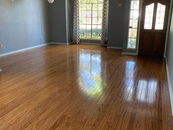 3rd image of 502 Oaklands Dr