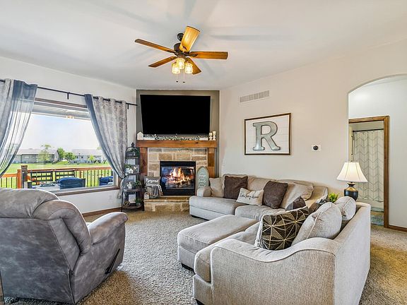 3rd image of 605 E Stone Lake Cir