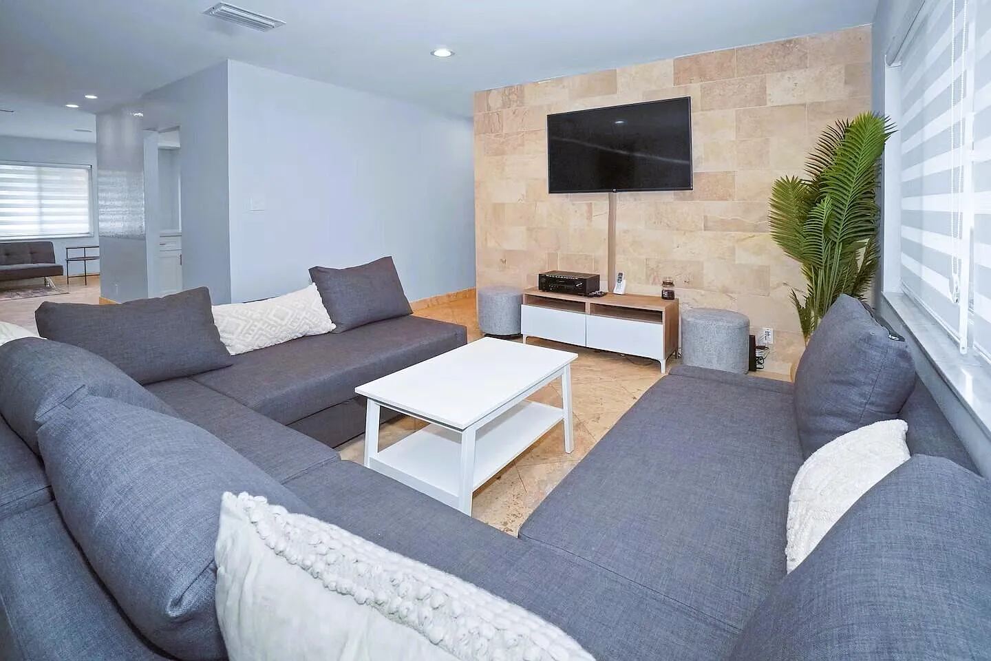 4 bed, 2.0 bath, 1605 sqft, $4,795 — Photo 4