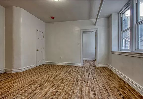 3rd image of 862 E 17th St #B