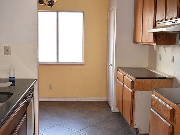 5th image of 621 Elmwood Way