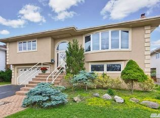569 Links Dr S, Oceanside, NY 11572