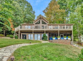 16098 Smith Mountain Lake Pkwy, Huddleston, VA 24104
