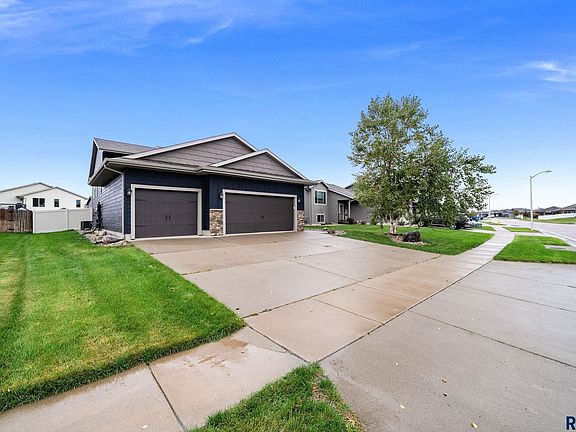 3rd image of 2909 S Keyrell Dr