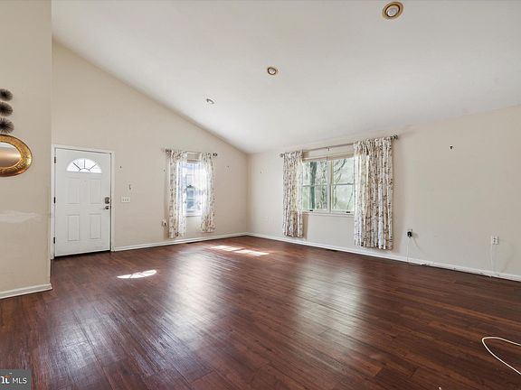4th image of 137 W Queen Ln