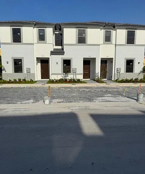 64 NW 10th Ter #64 — Photo 1