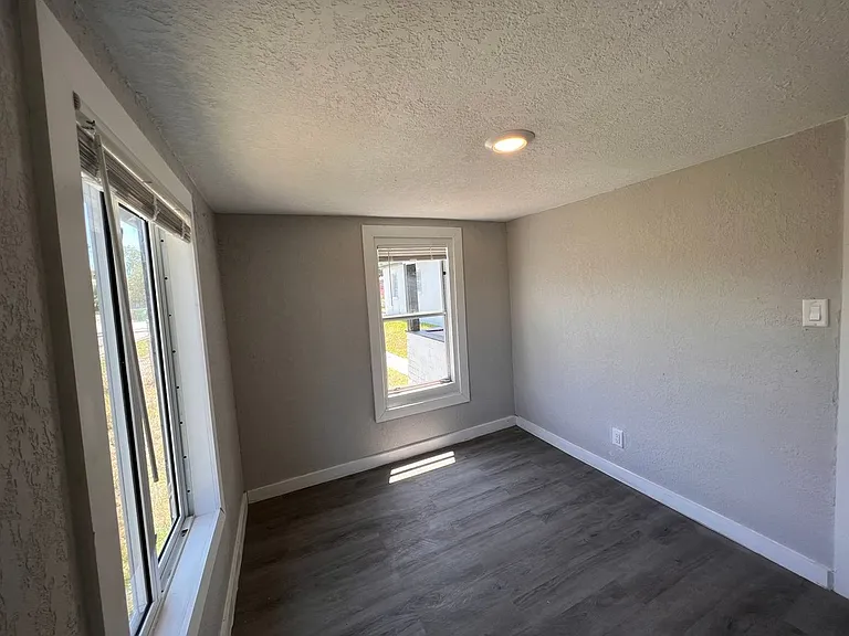 718 W 7th St #2 — Photo 14