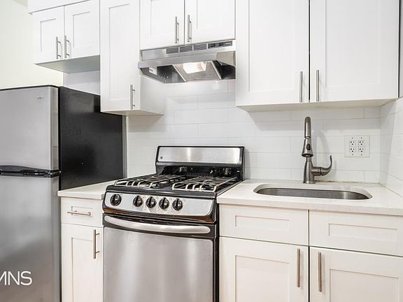 3rd image of 320 W 49th St APT 3FW
