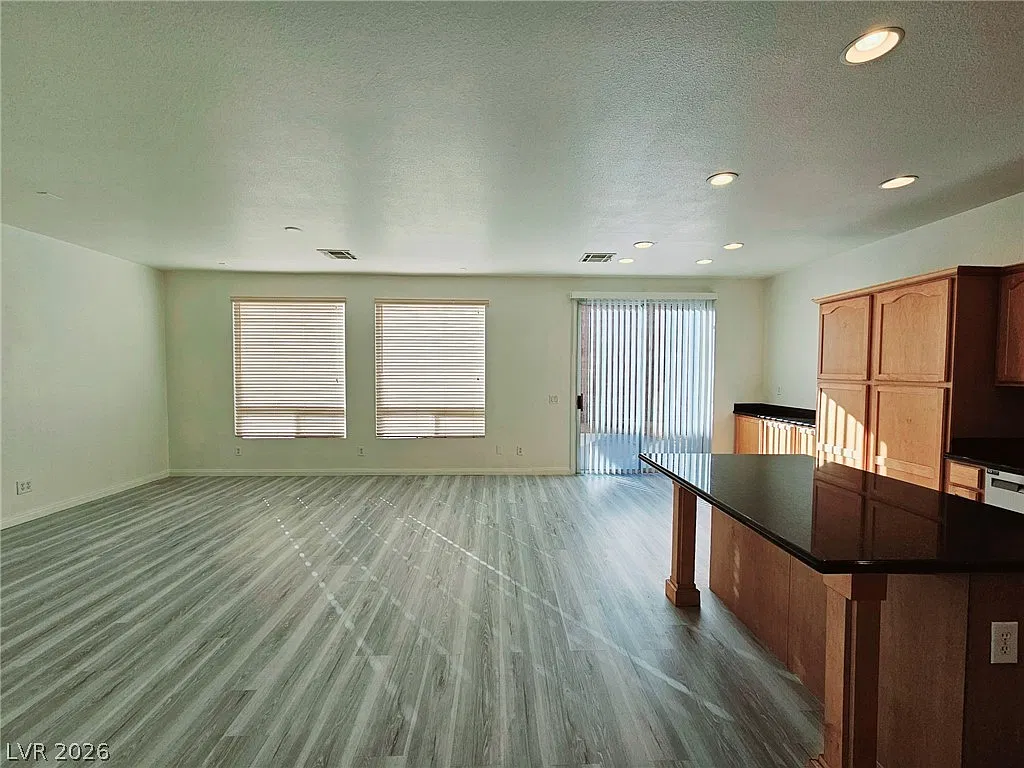 5 bed, 3.0 bath, 2631 sqft, $2,550 — Photo 4
