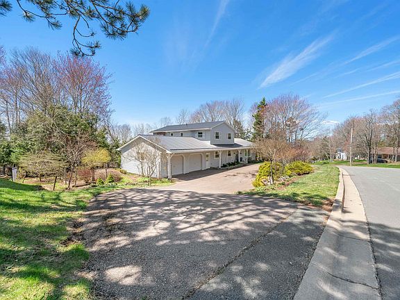 4th image of 40 Fundy Dr