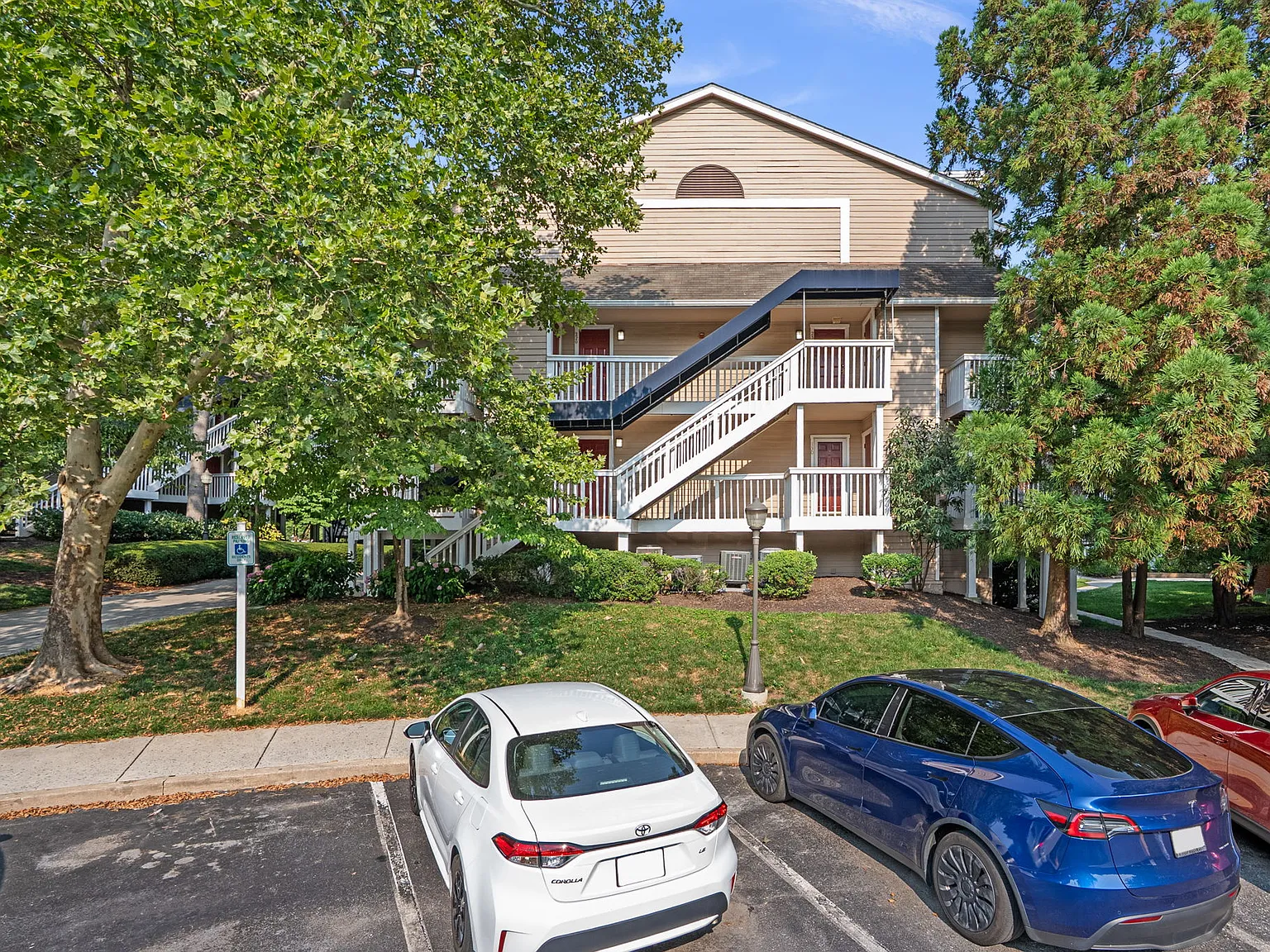1 bed, 825 sqft, $2,200 — Photo 3