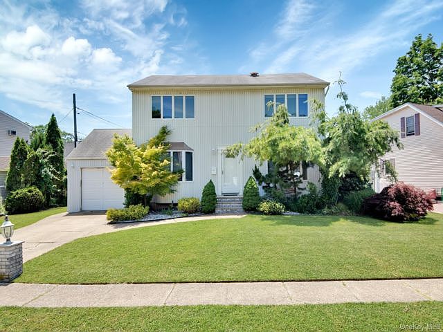 1st image of 977 Woodcliff Dr