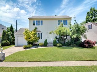 977 Woodcliff Dr, Franklin Square, NY 11010