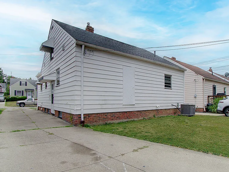 Salisbury Rd — Photo 22