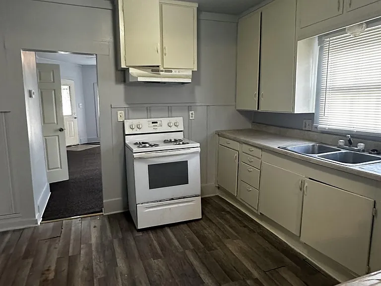 914 W Curtis Ave — Photo 5