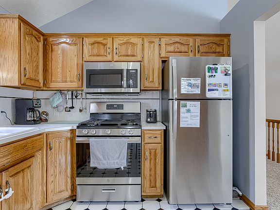 5th image of 111 Woodbury Cir