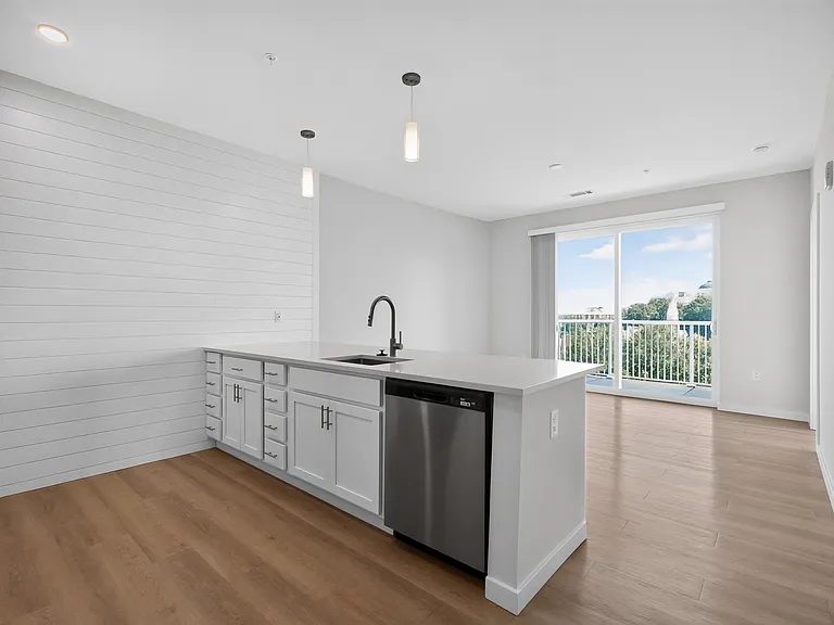 200 Main — Photo 1