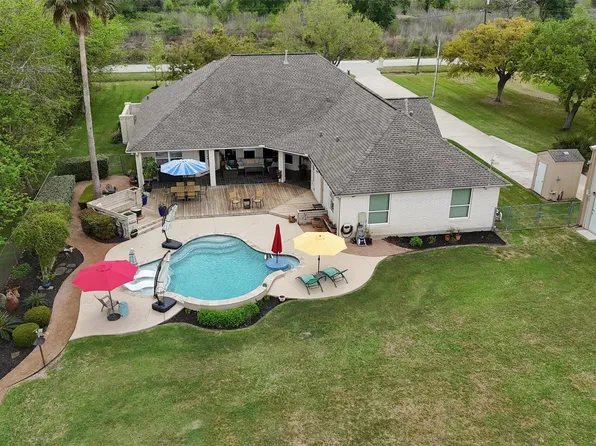 109 Avenue J, Dickinson, TX 77539