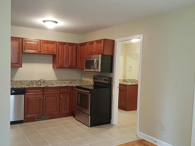 1102 Fowler St — Photo 3