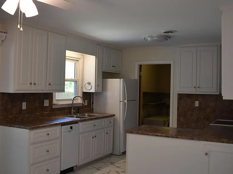 735 Old Edgefield Rd — Photo 2