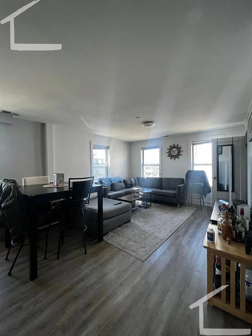 Building Photo - 884 E 2nd St #1