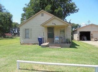 304 SE 3rd St, Lindsay, OK 73052