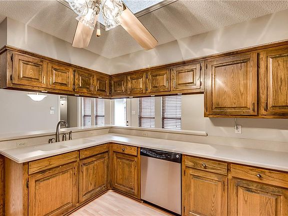 5th image of 405 Pebblecreek Dr