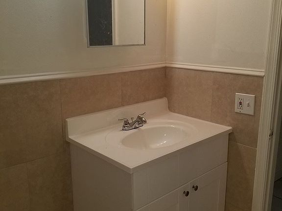 3rd image of 224 NW 12th Ct APT 2
