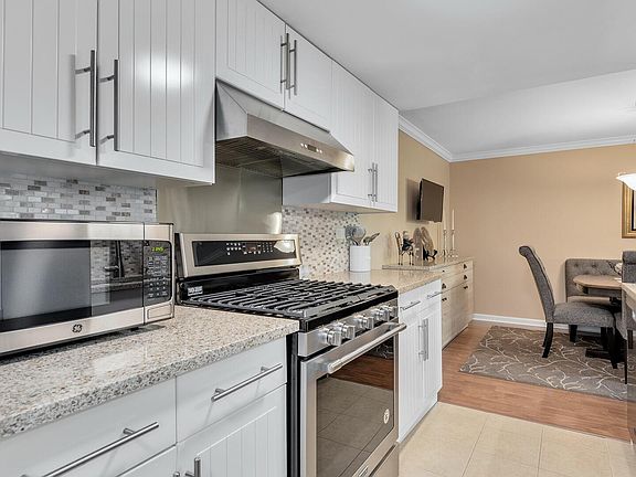 4th image of 512 Redondo Dr APT 405