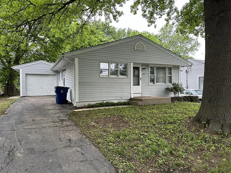 107 Anistasia Dr — Photo 2
