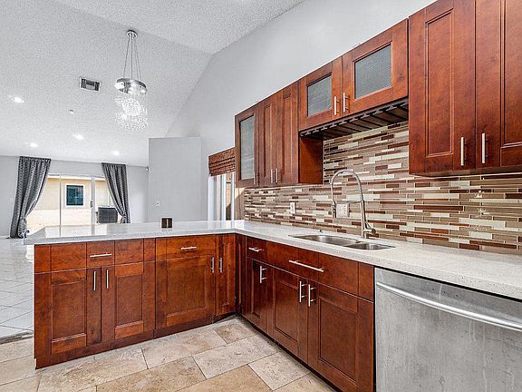 5th image of 3937 Victoria Dr