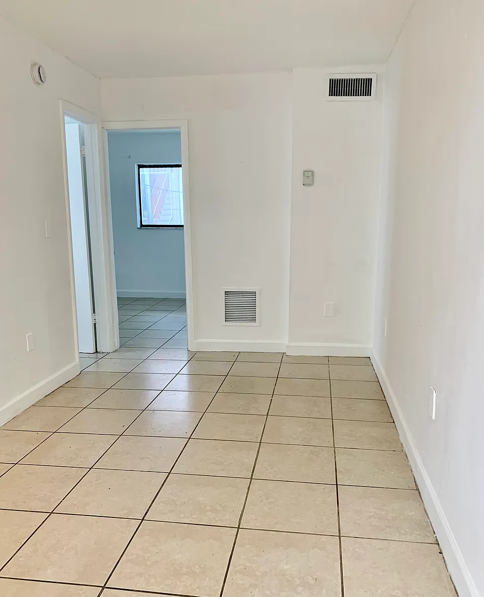 Building Photo - 1144 NW 5th St #4