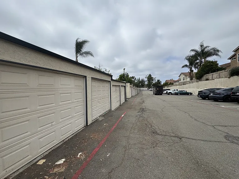 351 N Melrose Dr #D — Photo 16