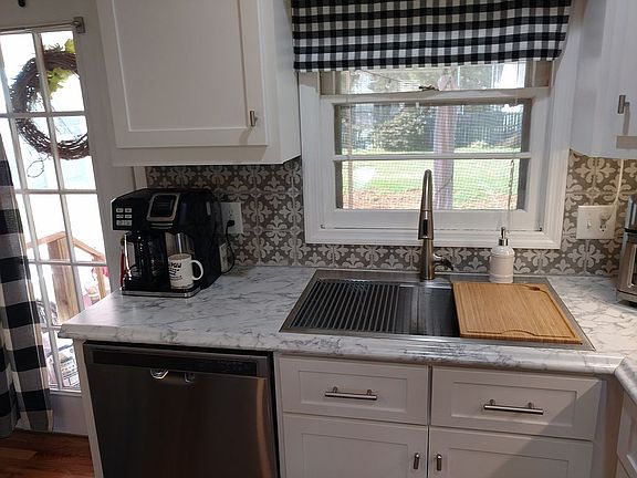 Sink wth drain rack/chop brd