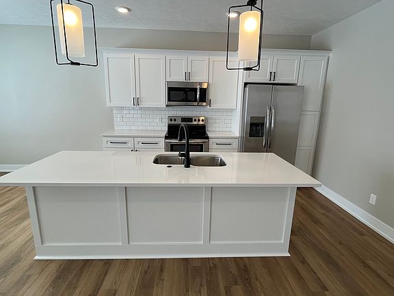 3rd image of 3176 Elmwood Centre Dr