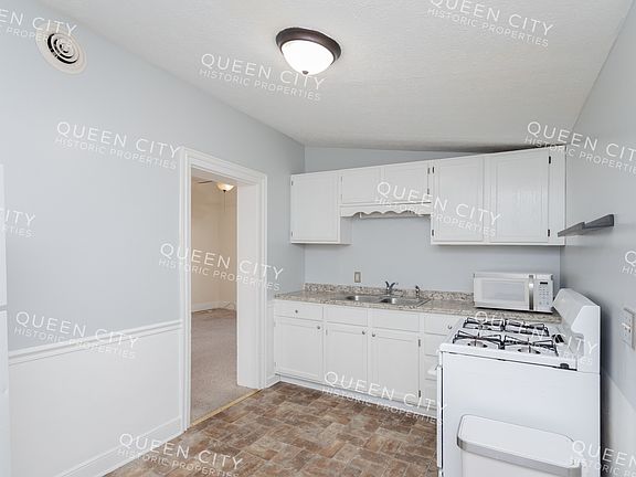 3rd image of 827 W Beverley St #3
