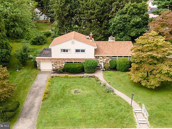 3rd image of 310 Hedgerow Ln