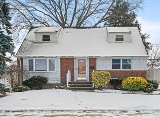 970 White Birch Ln, Wantagh, NY 11793