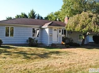 16 Oakwood St, Greenlawn, NY 11740