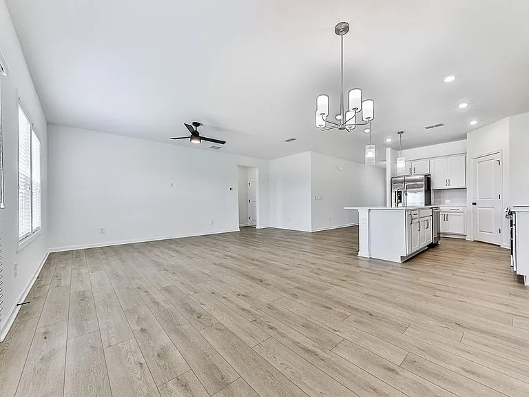 611 Elwick Ln — Photo 11