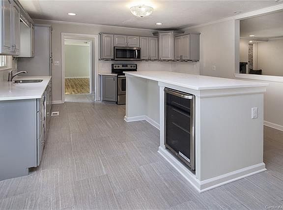 3rd image of 640 Downey Pl