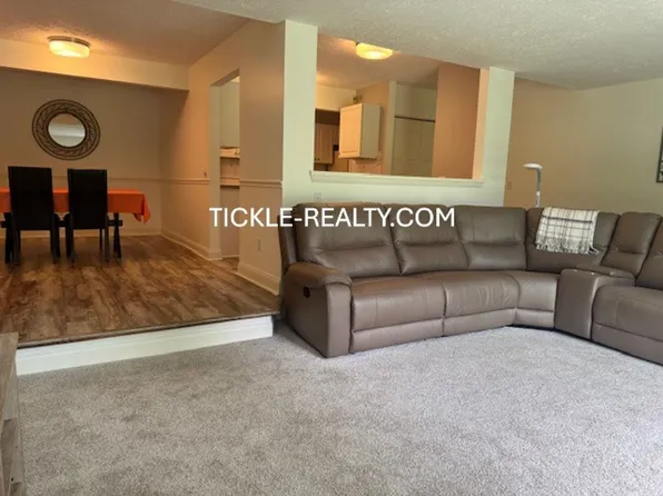 23-2 Great Wood Ct, Fairport, NY 14450