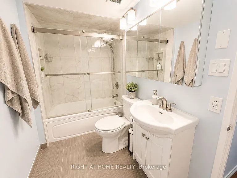1055 Bay St #Penthouse 12 — Photo 16