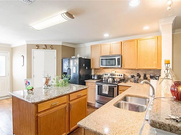 4th image of 1221 Foxtail Ln