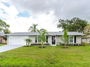 1565 SE Cambridge Dr, Port Saint Lucie, FL 34952