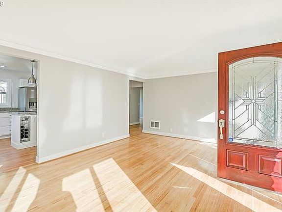5th image of 5810 SE Flavel Dr