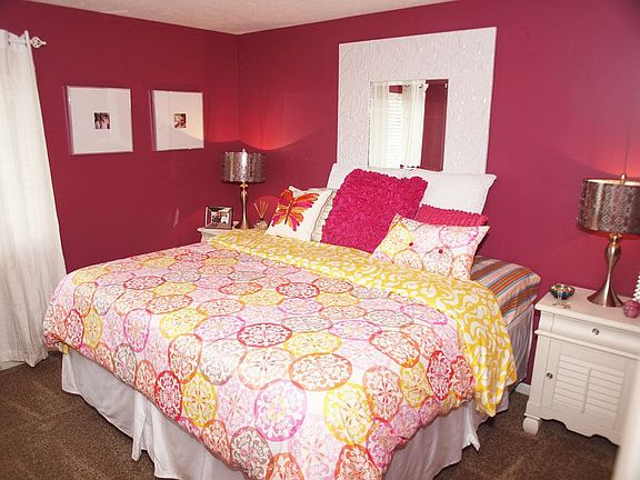 Guest Bedroom with w/i closet (model)