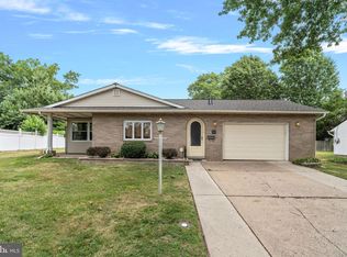 30 Twin Leaf Ln, Levittown, PA
